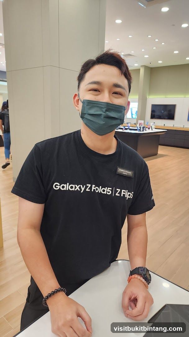 Man in Samsung T-shirt