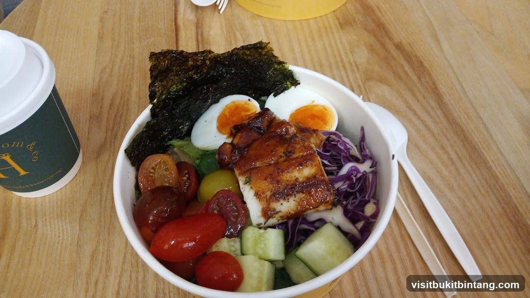 Salad Bowl with Chicken and Eggs