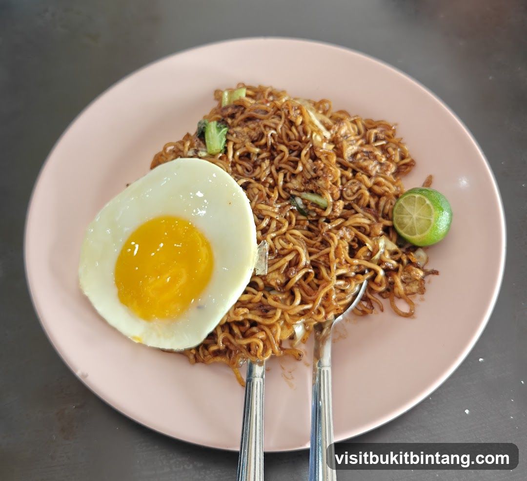 Fried Noodles with Fried Egg