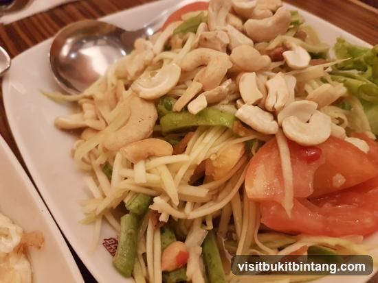 Papaya Salad with Cashews