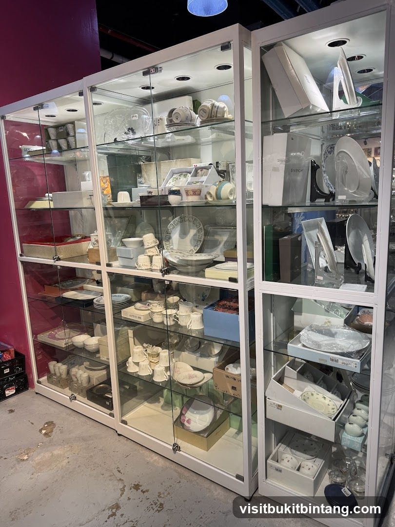 Display Cabinets with Tableware