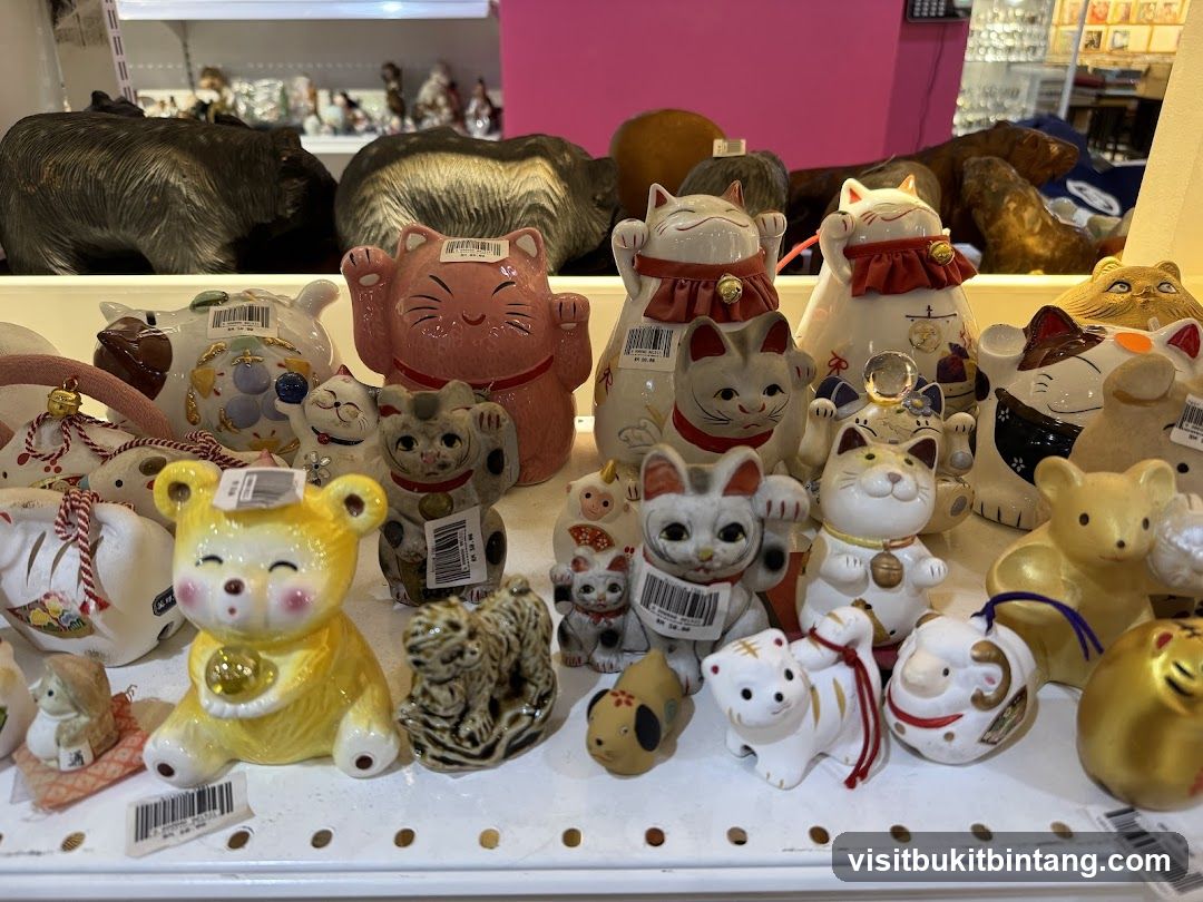 Maneki-neko and other figurines