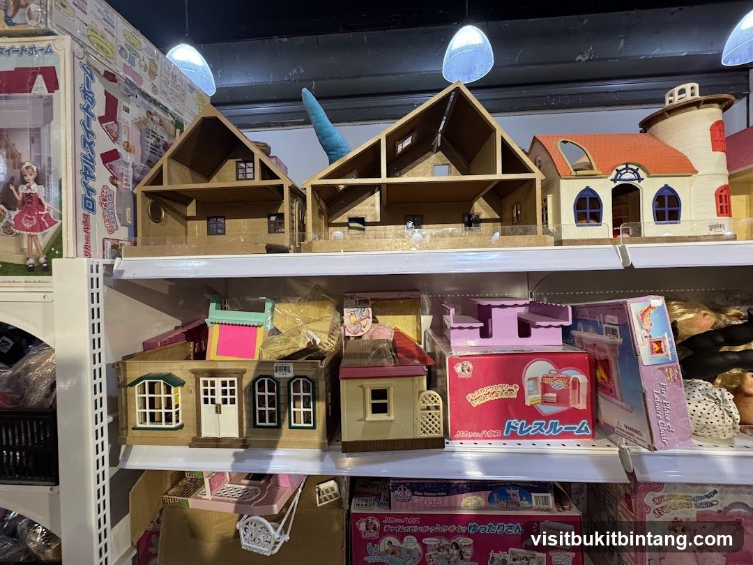 Dollhouses and Toy Accessories