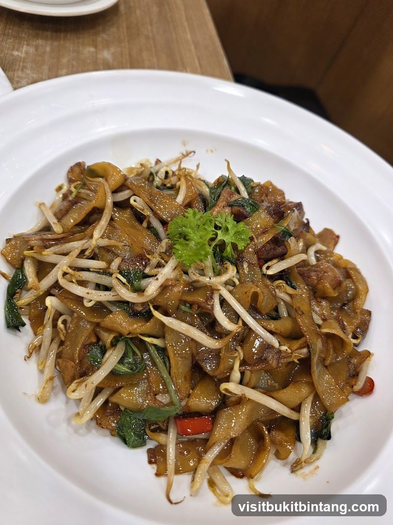Stir-fried noodles with bean sprouts and greens
