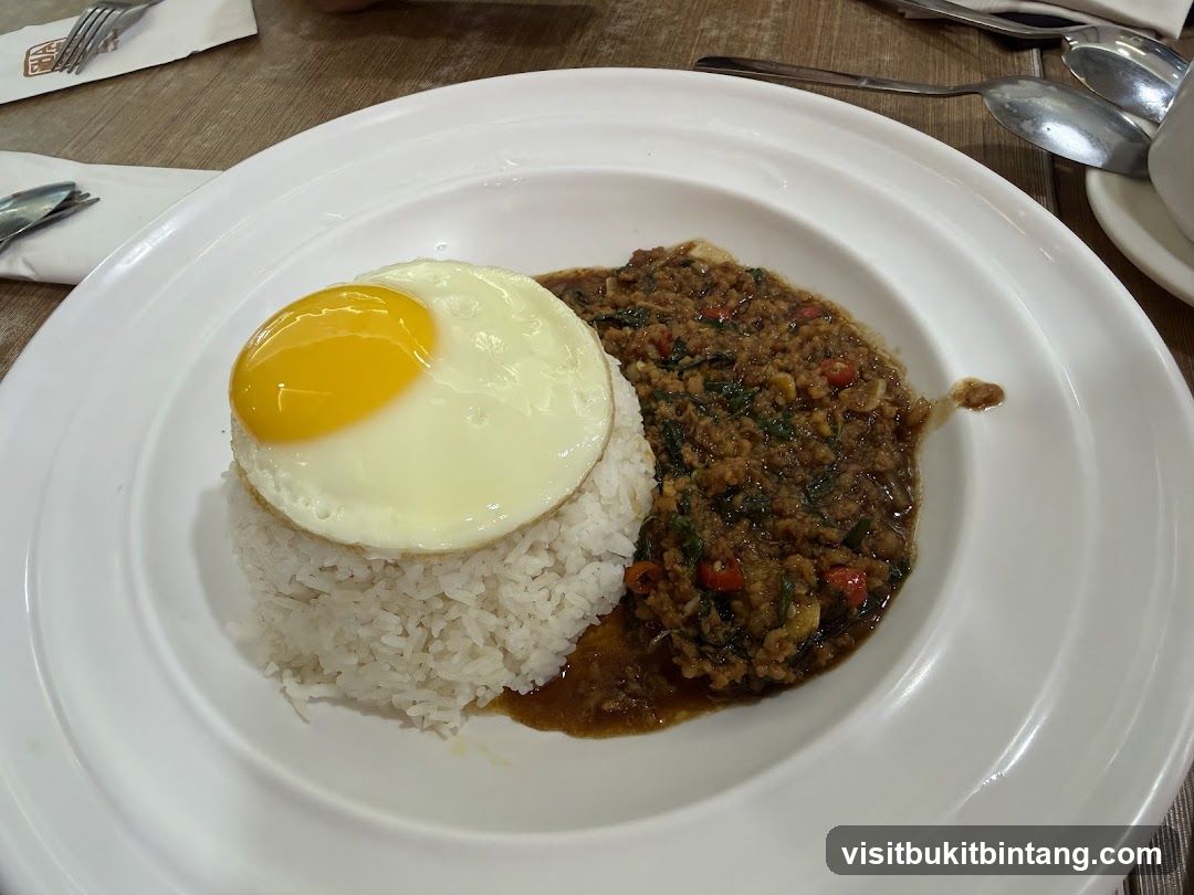 Minced Meat with Basil and Fried Egg