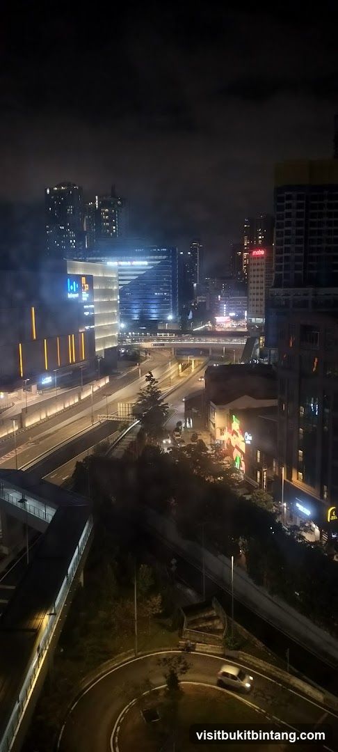 Furama Hotel - Lalaport Linked Bridge