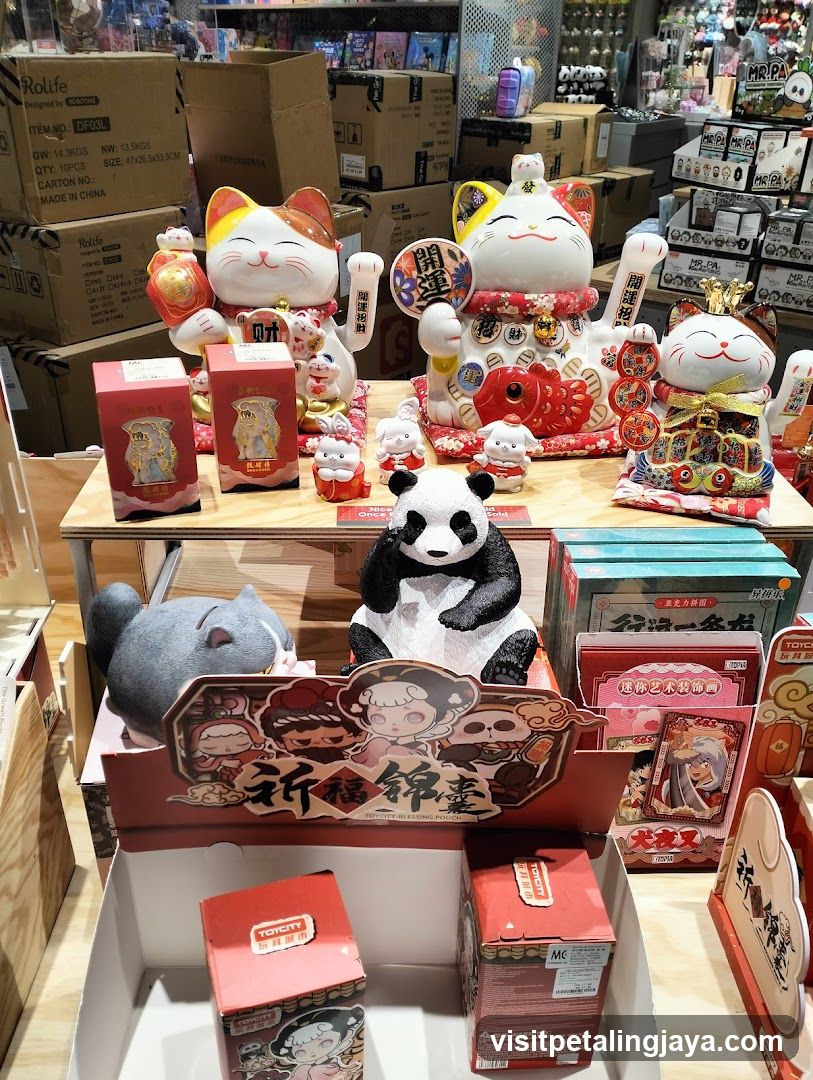 Maneki-neko and Blind Box Display