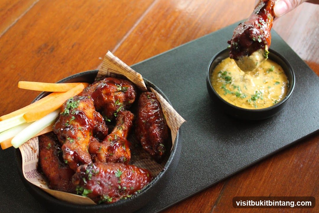 Chicken Wings with Dip