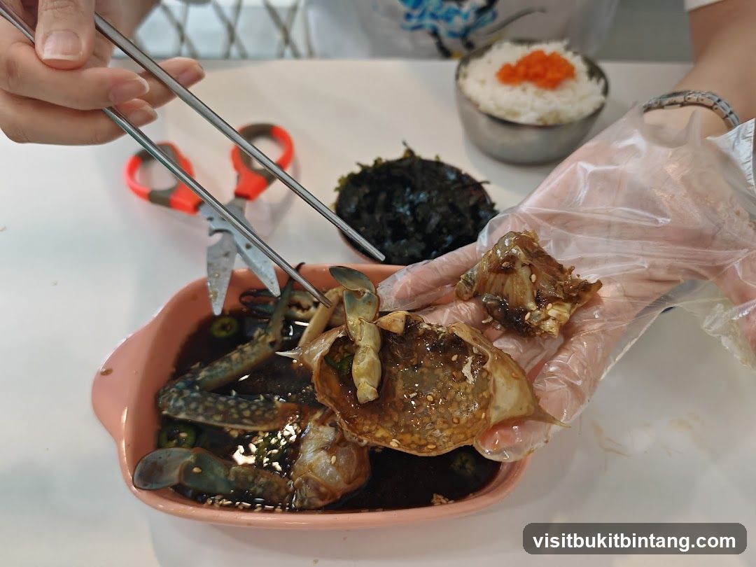 Soy-marinated raw crab with rice and seaweed
