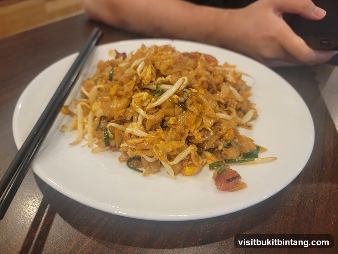 Stir-fried noodles with bean sprouts and scallions