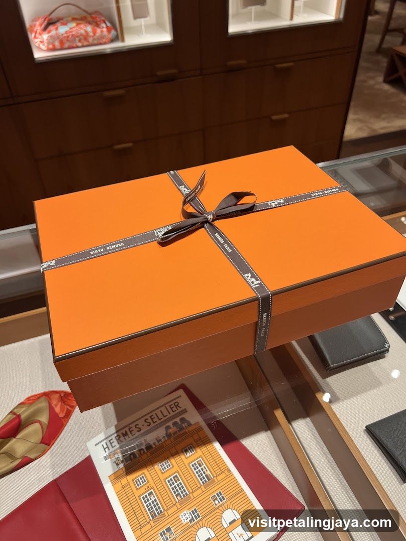 Hermes Box in Store