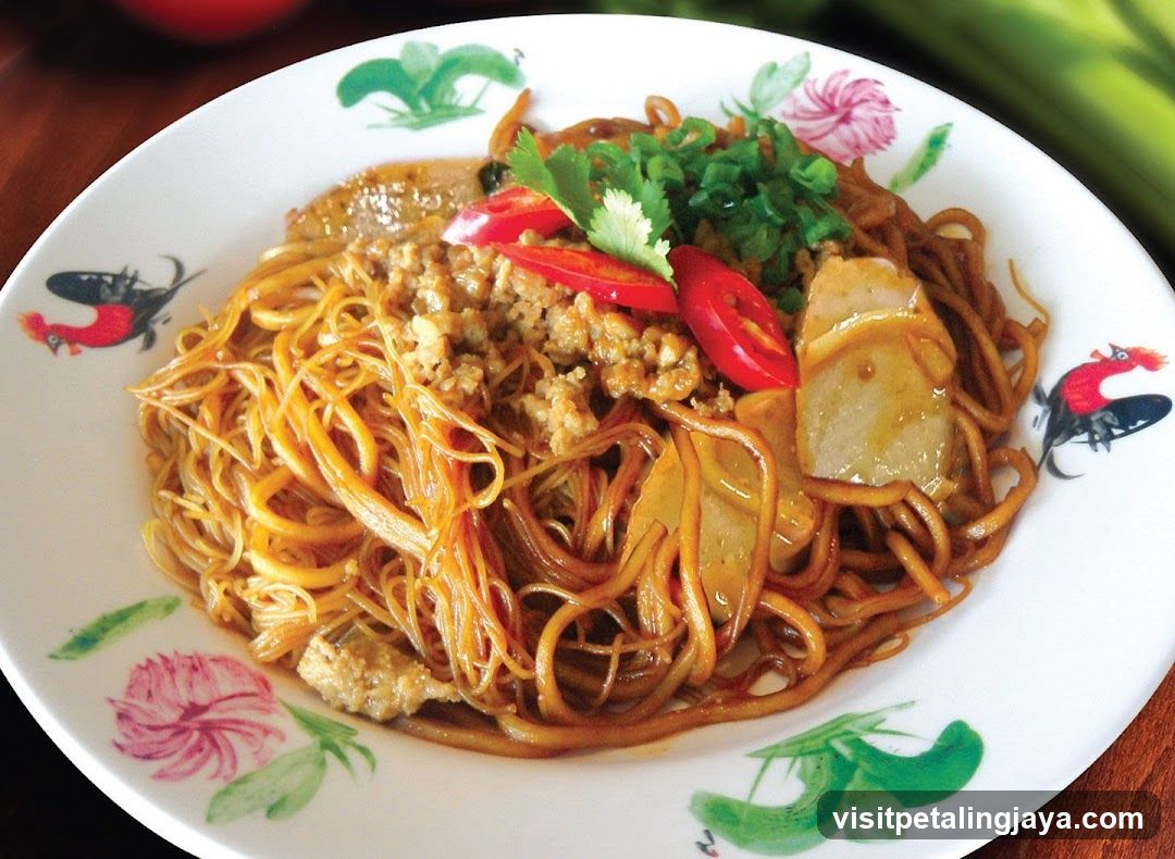 Noodles with Minced Meat and Vegetables