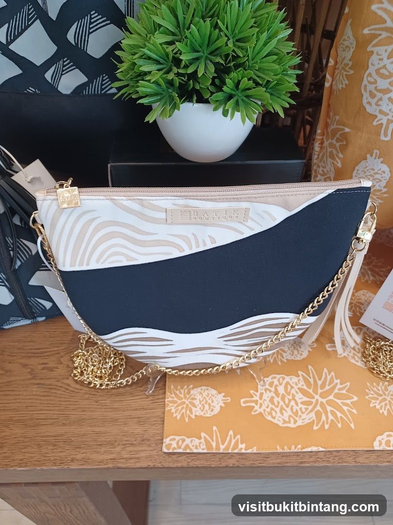 Clutch bag with gold chain
