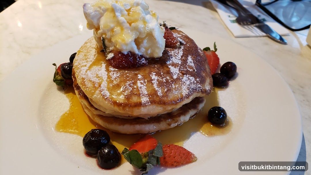 Pancakes with Berries and Cream