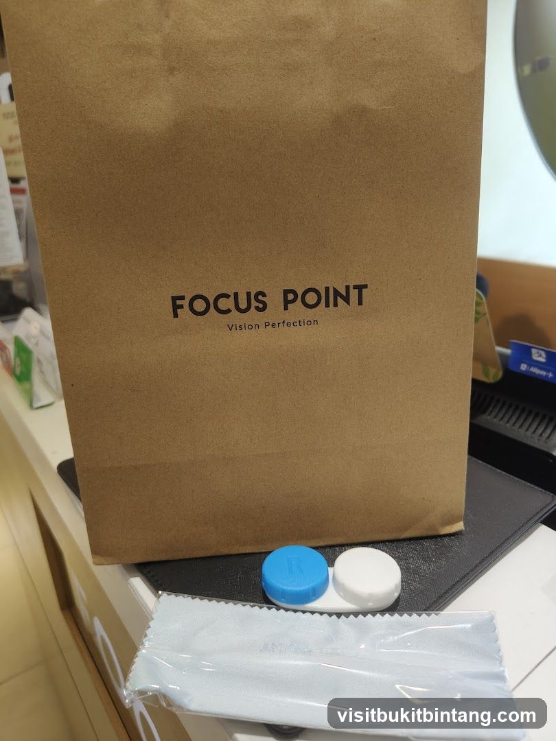 Focus Point shopping bag with contact lens case and cleaning cloth