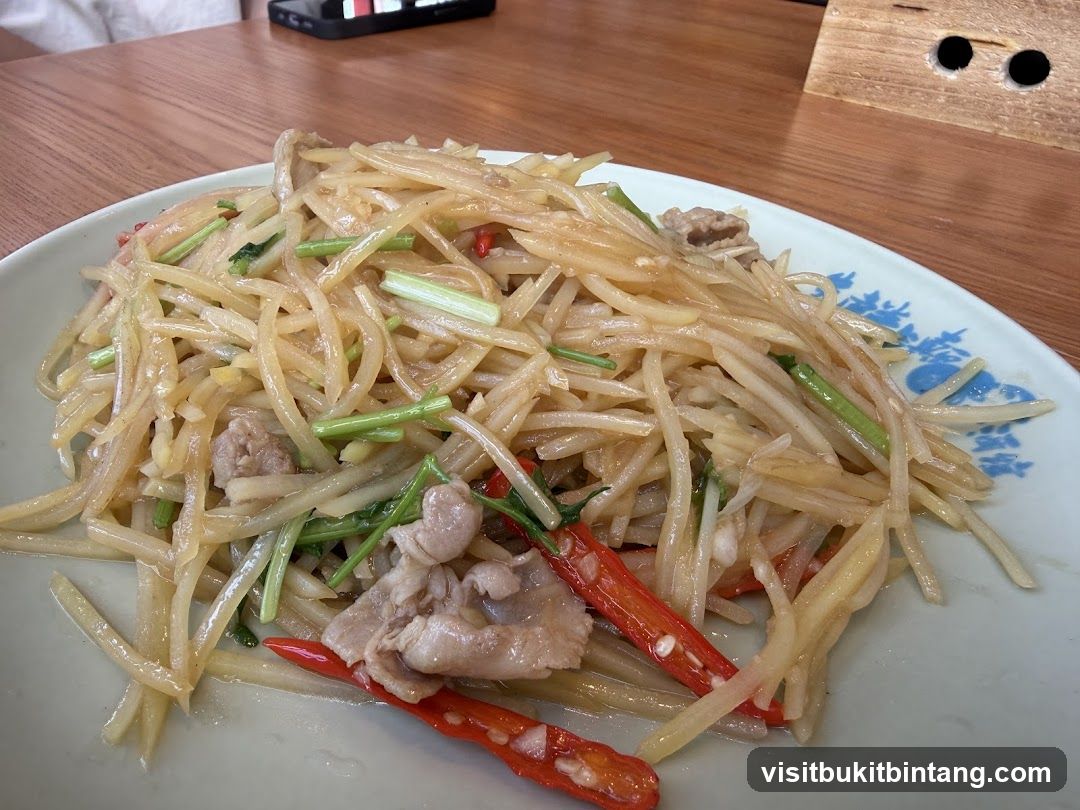 Stir-fried shredded potatoes with pork and chili