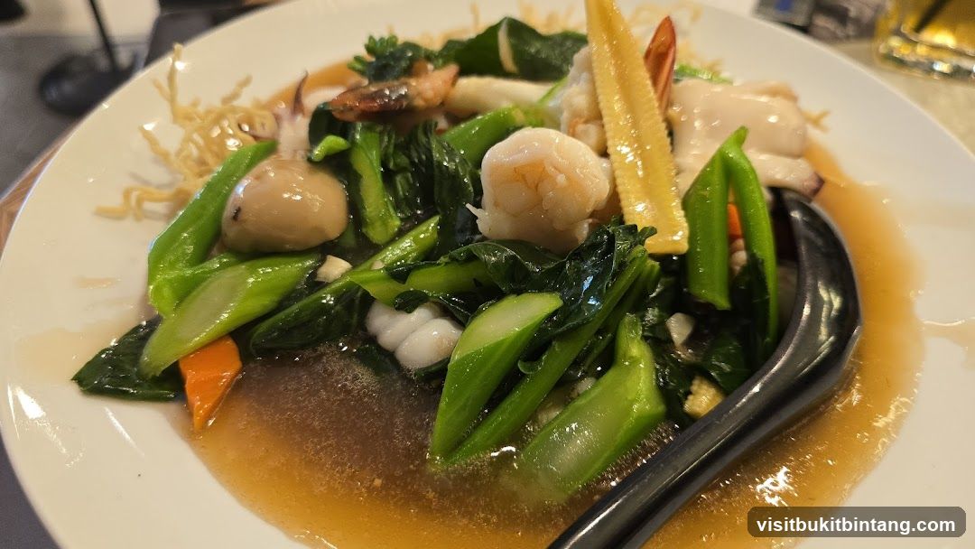 Seafood and Vegetable Stir-fry with Crispy Noodles