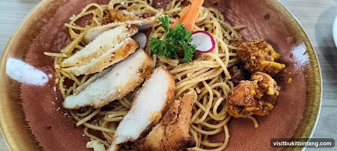 Spaghetti with Chicken and Fried Bites