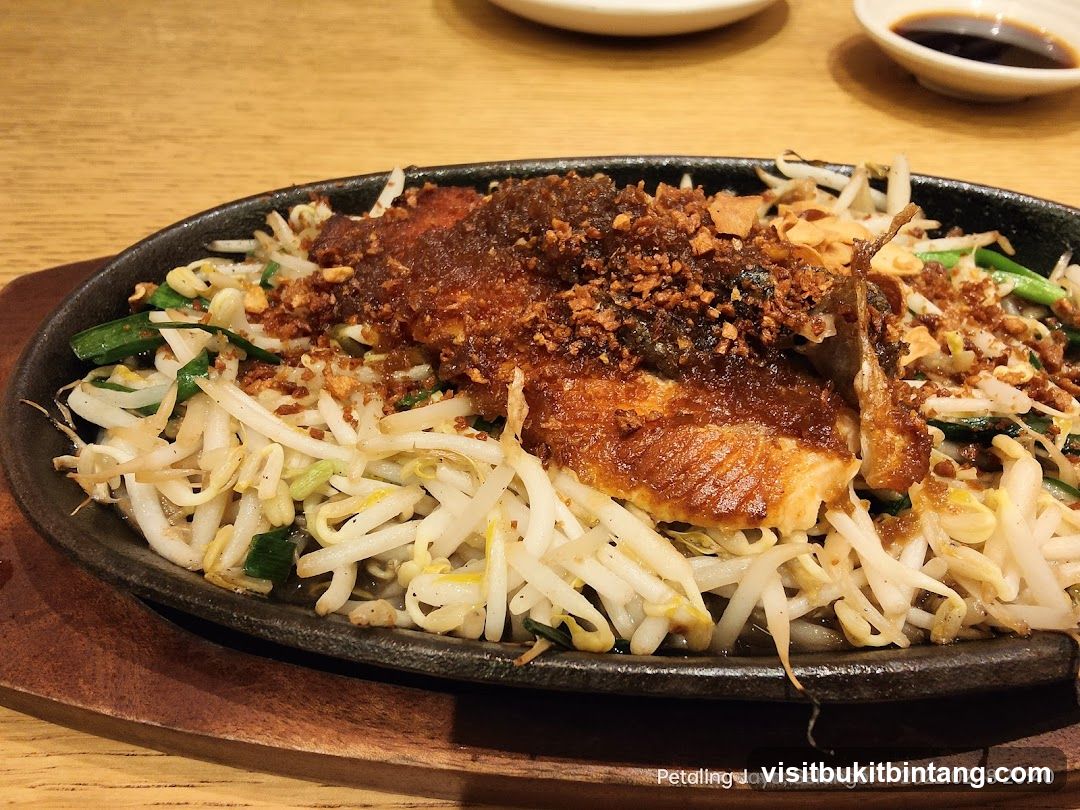 Sizzling Salmon with Bean Sprouts