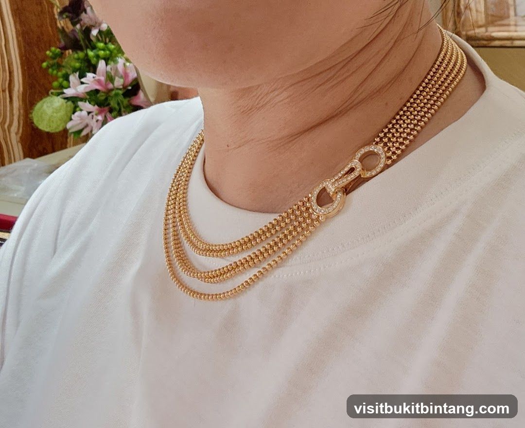 Gold necklace with diamond clasp