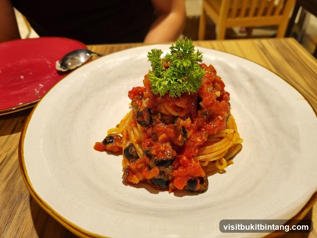 Spaghetti with Tomato and Olive Sauce