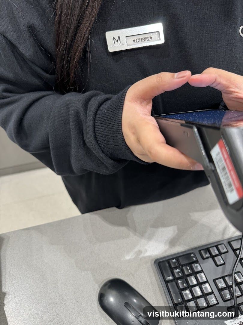 Employee using a payment terminal