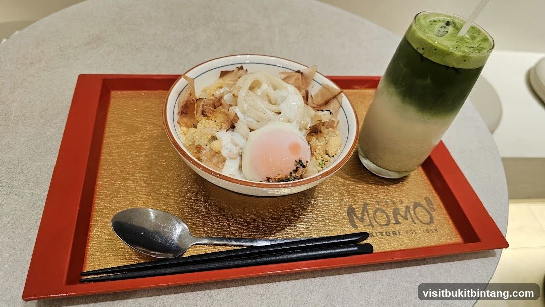 Udon noodles with egg and a matcha drink