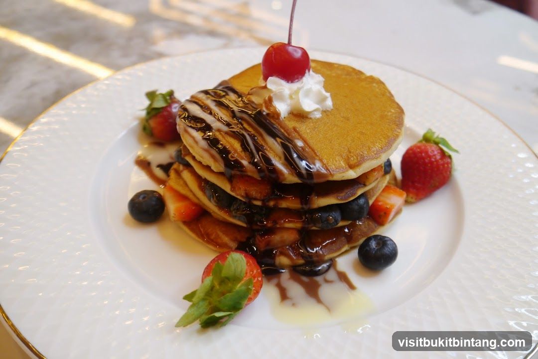 Pancakes with Berries and Chocolate Drizzle