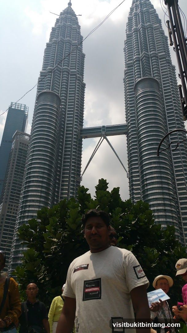 Petronas Towers with people