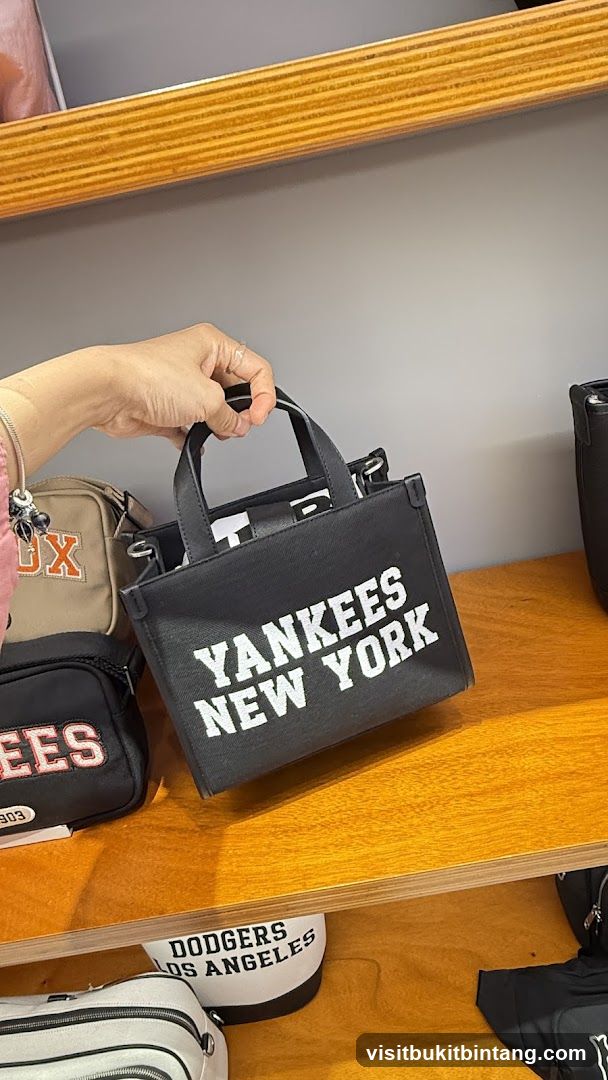 New York Yankees Tote Bag