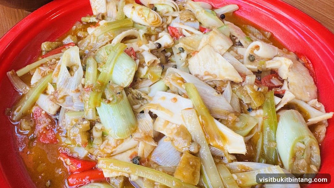 Stir-fried dish with leeks and chili