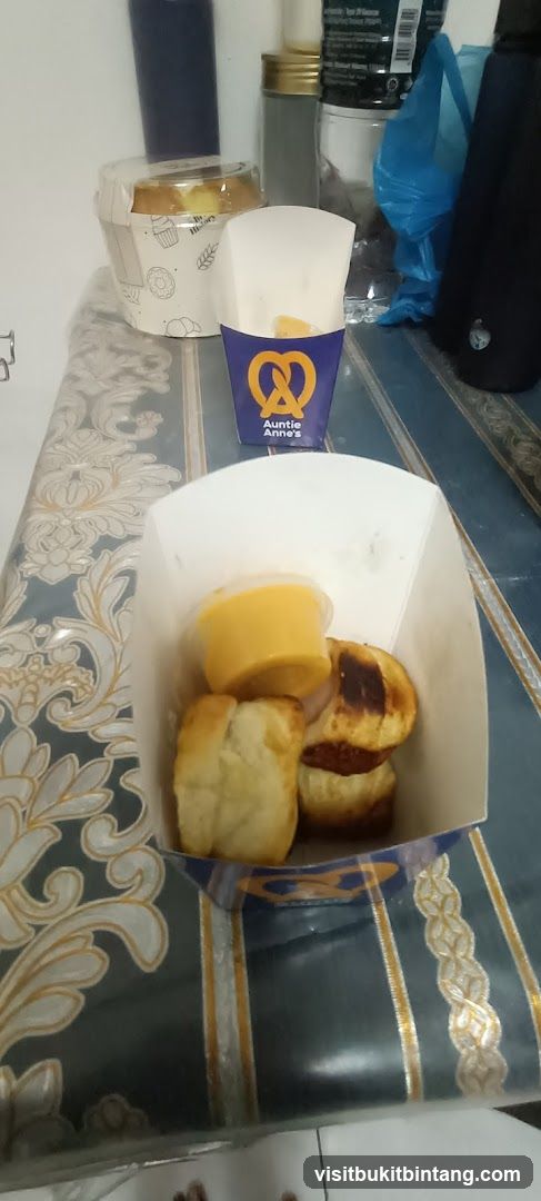 Auntie Anne's Pretzel Bites with Cheese Dip