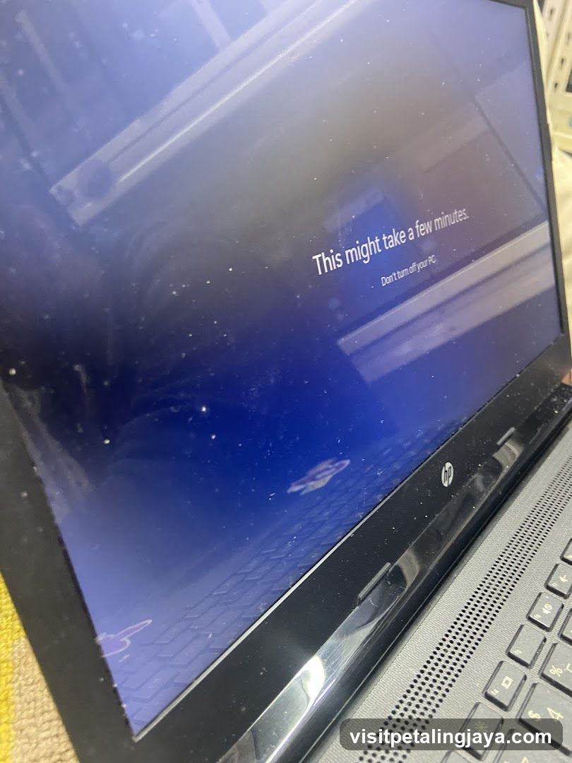 HP Laptop Screen Displaying Windows Update Message