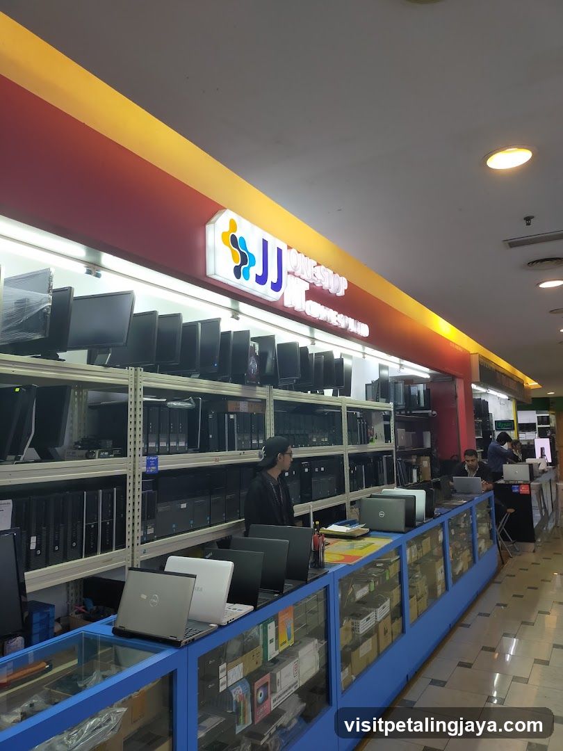 JJJ Computer Shop Interior
