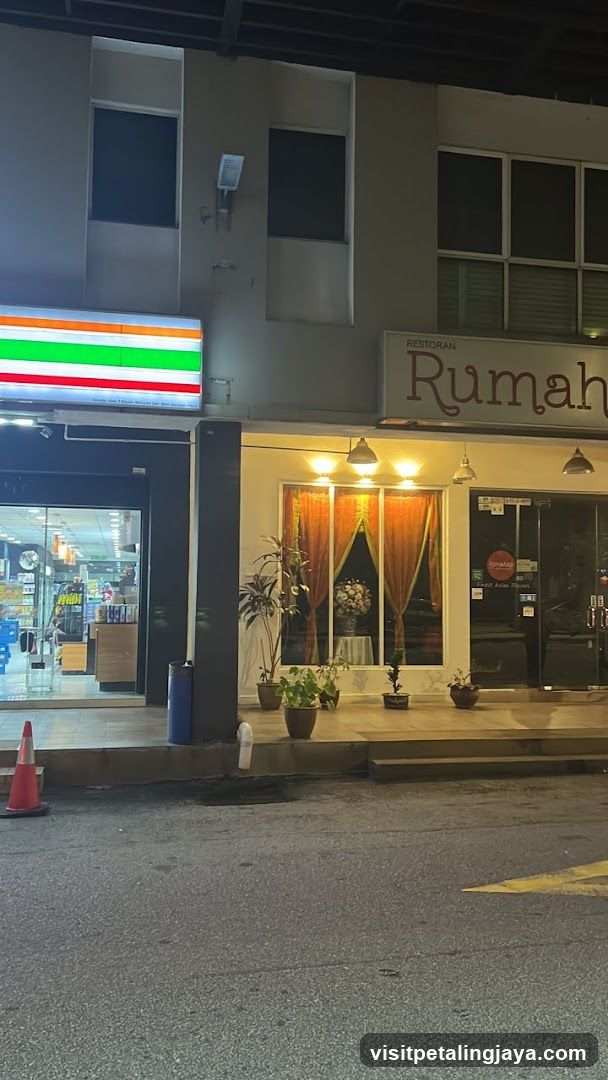7-Eleven and Rumah Restoran Facade