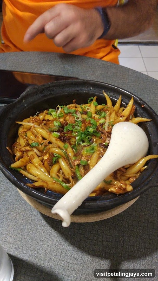 Sizzling Claypot Noodles