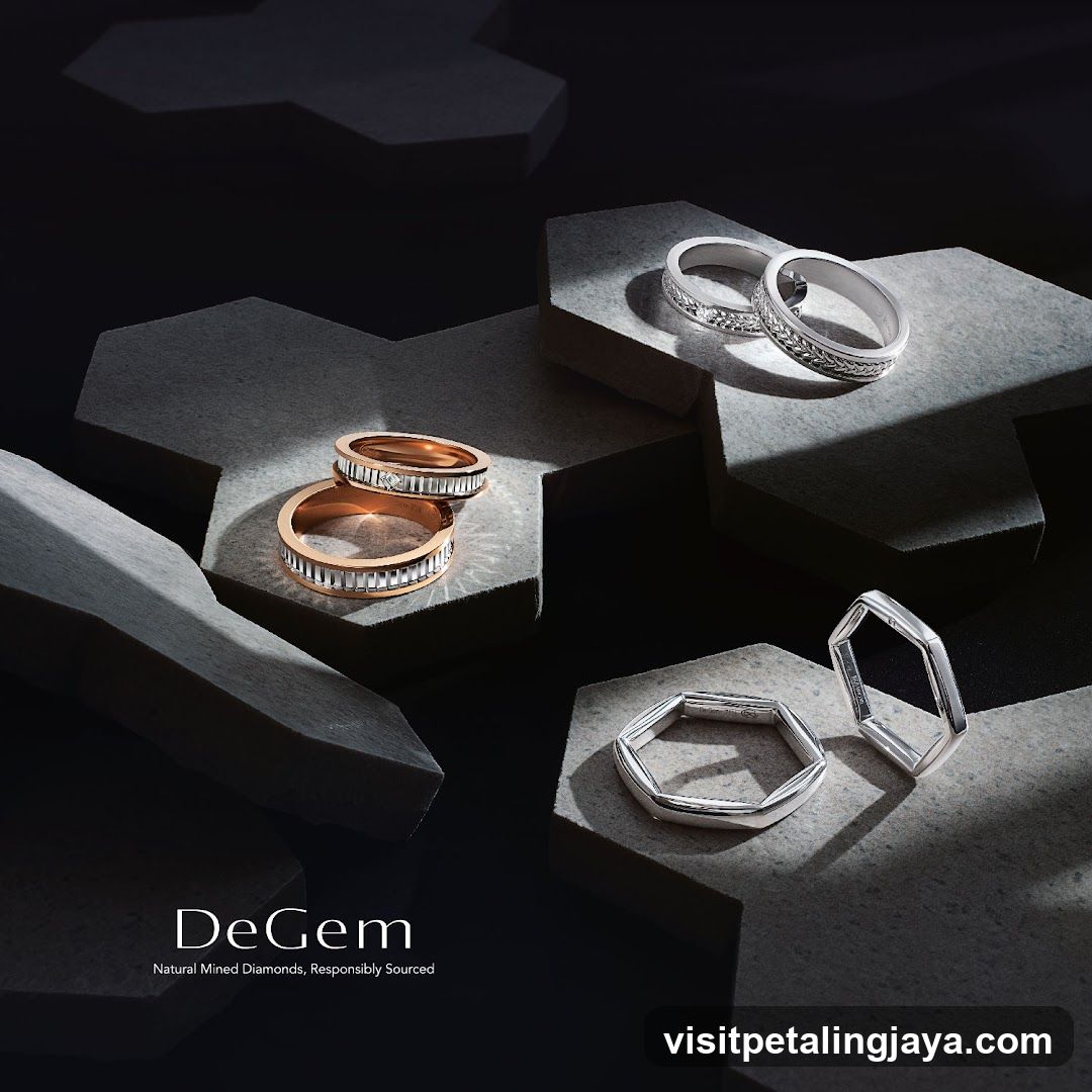 DeGem Rings Display
