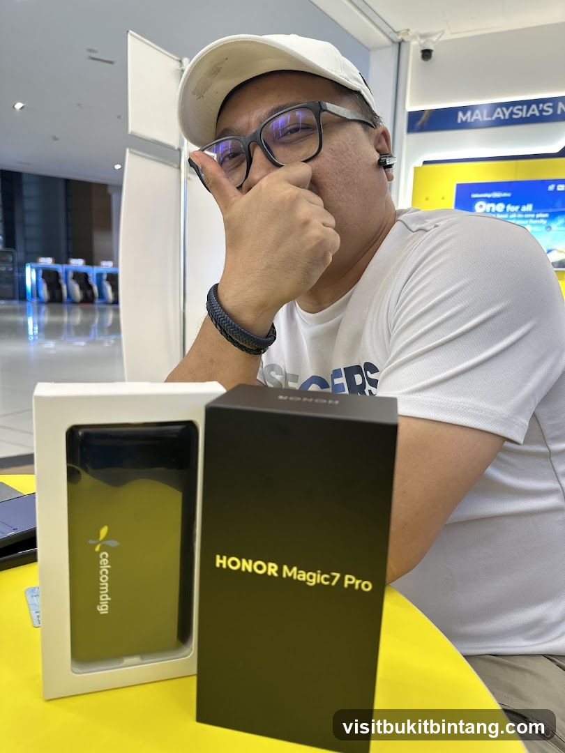 Man with HONOR Magic7 Pro box