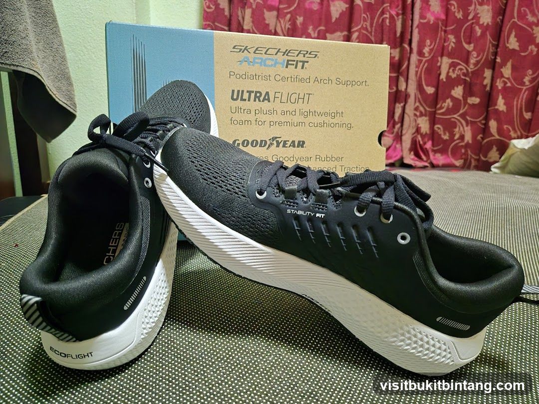 Skechers Arch Fit Ultra Flight Shoes