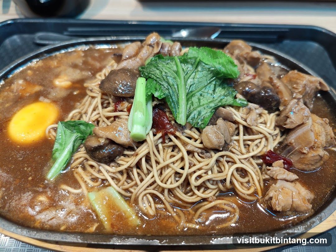 Sizzling Noodles with Chicken and Egg