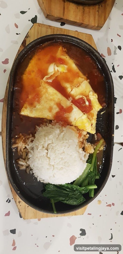 Sizzling Dish with Rice and Egg