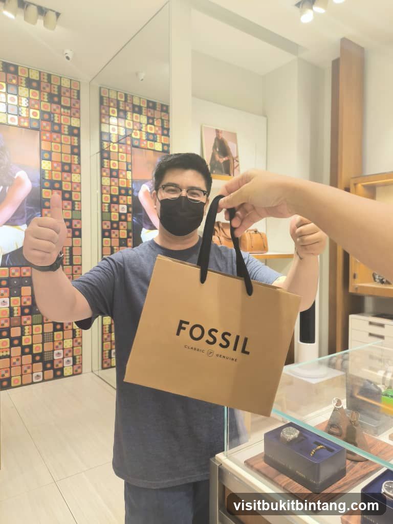 Man holding a Fossil shopping bag