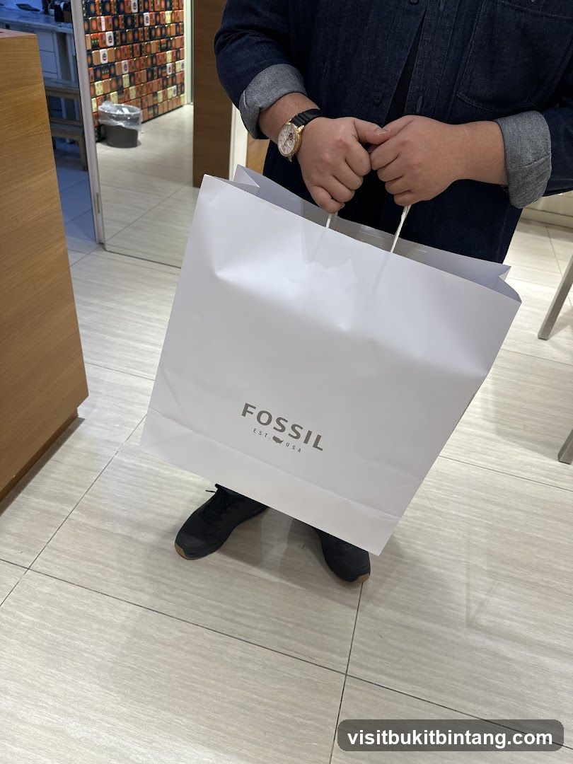 Person holding a Fossil shopping bag
