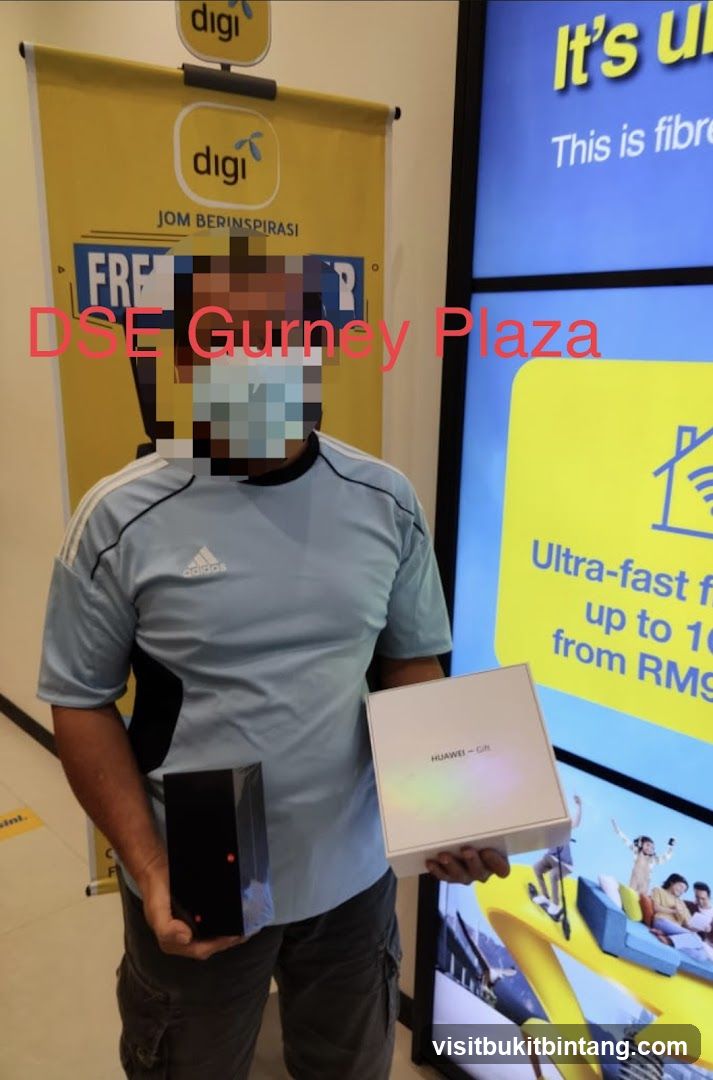 Man holding Huawei gift box and phone