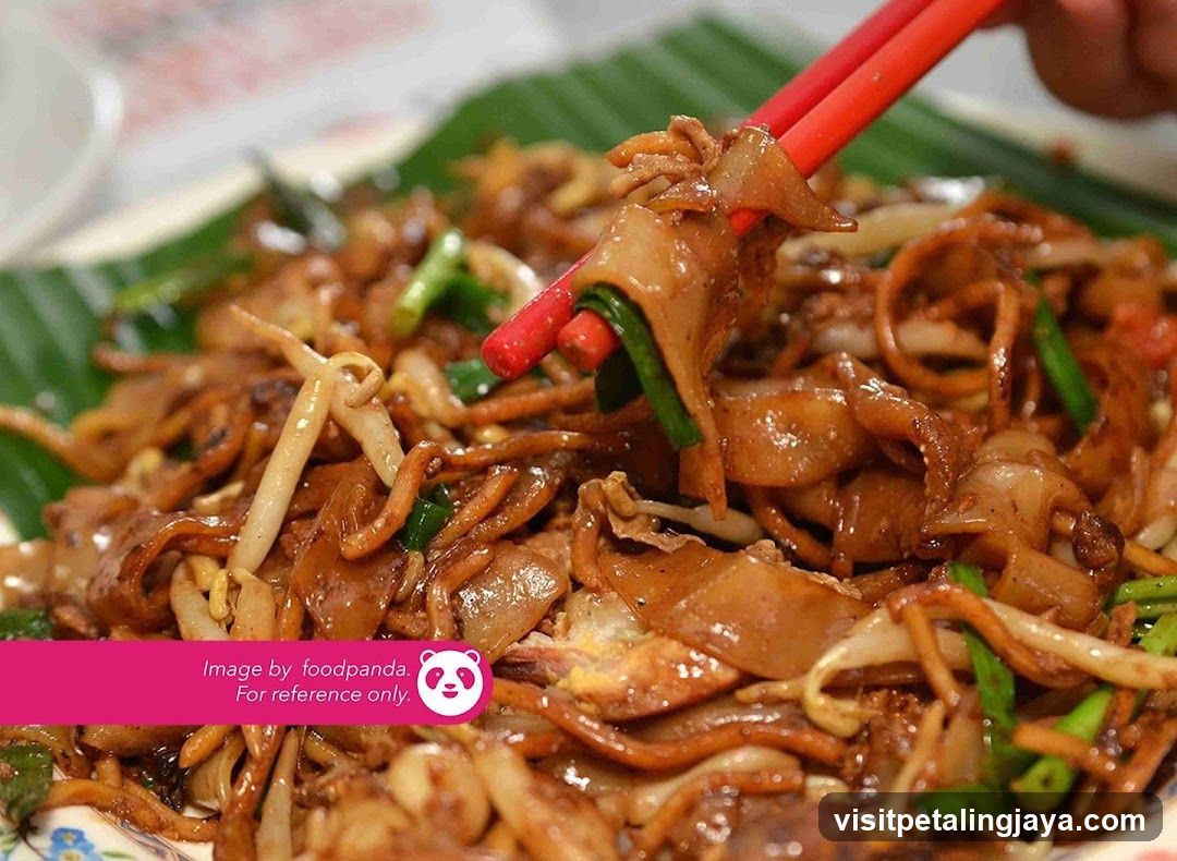 Stir-fried noodles with vegetables and meat