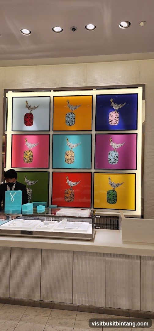 Jewelry store display with artwork