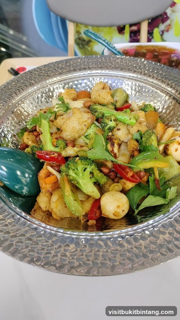 Stir-fried Dish with Broccoli and Peanuts