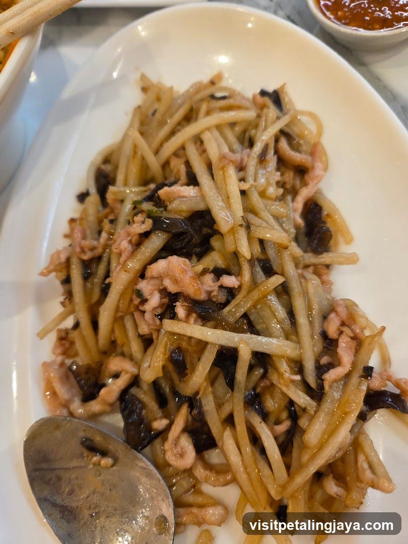 Stir-fried shredded vegetables with meat