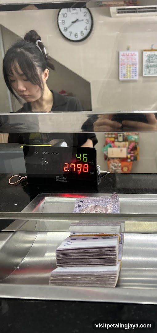 Cash Counting Machine at Counter
