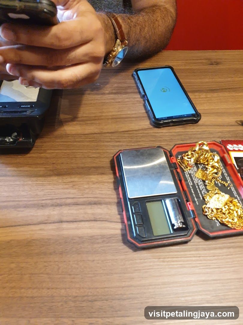 Gold Jewelry Weighing and Payment